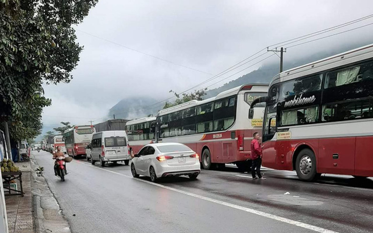 Đèo Bảo Lộc sạt lở 6 điểm, kẹt xe đông cứng gần 25km - Ảnh 4.