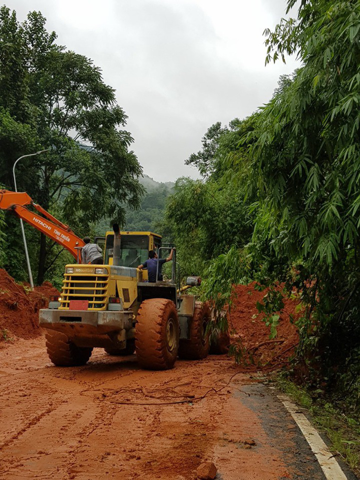 Đèo Bảo Lộc sạt lở 6 điểm, kẹt xe đông cứng gần 25km - Ảnh 3.