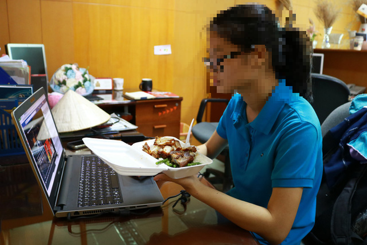 Ăn tại bàn làm việc đối mặt nguy cơ suy dinh dưỡng - Ảnh 1.