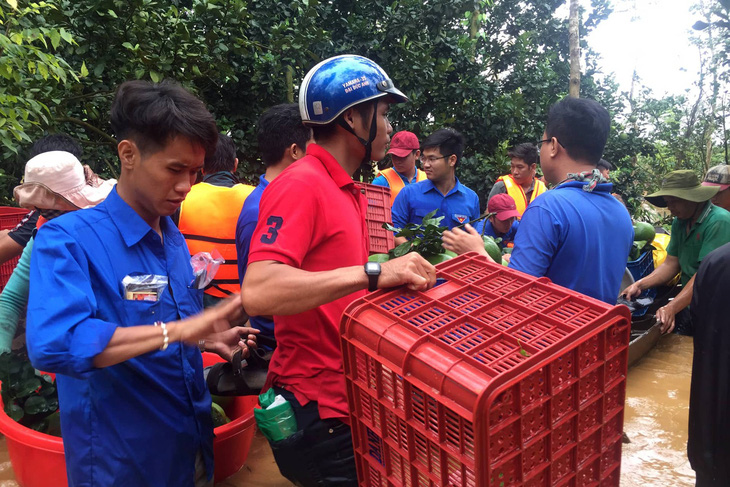 100 bè cá trôi dạt, một người bị nước cuốn mất tích ở Đồng Nai - Ảnh 1.
