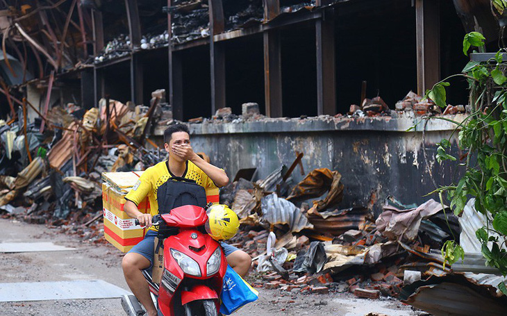 Nguy cơ nhiễm độc sau vụ cháy công ty Rạng Đông: Người dân 
