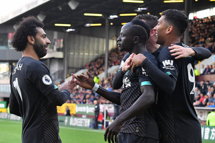 Salah - Mane cần chuyên nghiệp như Ronaldo - Bale - Ảnh 1.