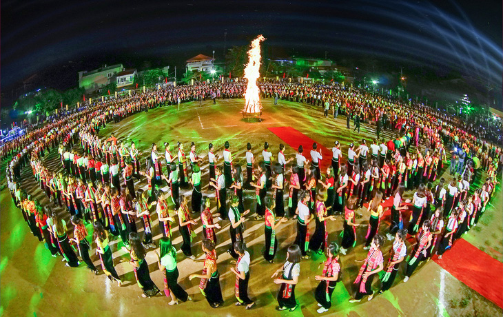 Yên Bái muốn lập kỷ lục thế giới cho màn múa xòe 5.000 người dân - Ảnh 1.