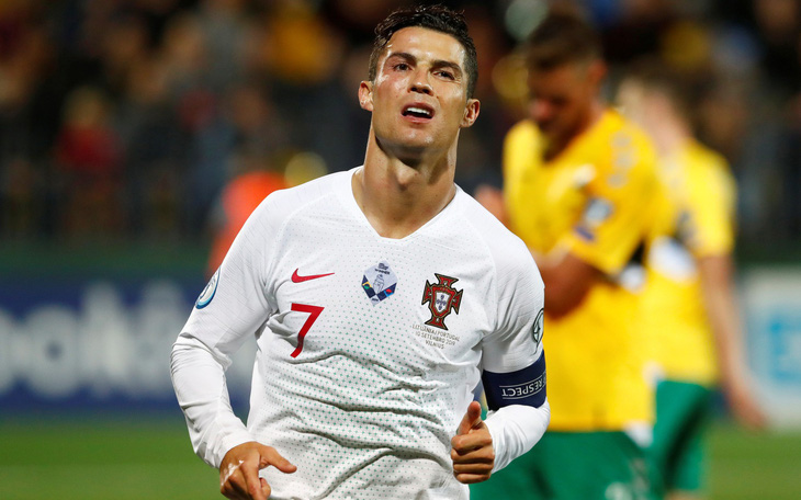 Ronaldo ghi cú ‘poker’, Bồ Đào Nha đè bẹp Lithuania trên sân khách