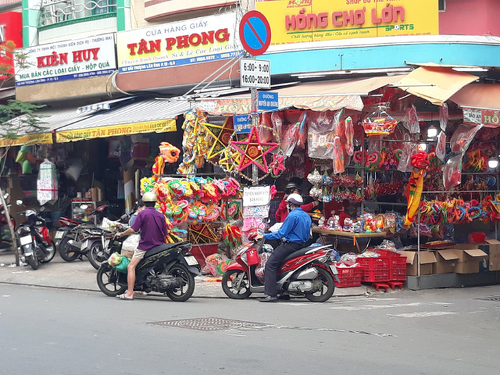 Lồng đèn gáo dừa, áo mặt trăng được tìm mua nhiều dịp trung thu - Ảnh 4.