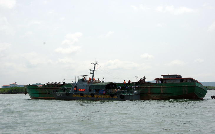 Tạm giữ 12 tàu chở cát chưa rõ nguồn gốc trên biển Vũng Tàu