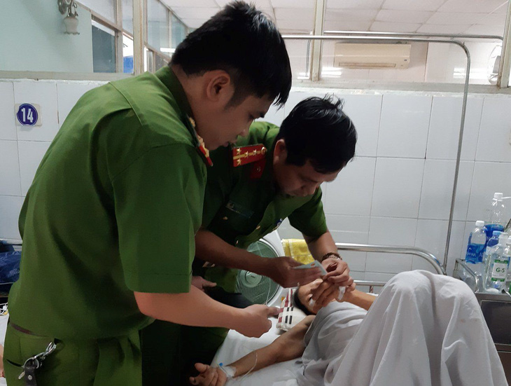 Đà Nẵng: cụ bà mổ cấp cứu được làm CMND ngay trên giường bệnh - Ảnh 1.