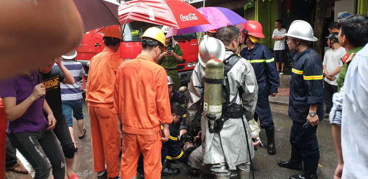 Giải cứu 3 người mắc kẹt trong đám cháy nhà 5 tầng ở Hà Nội - Ảnh 1.