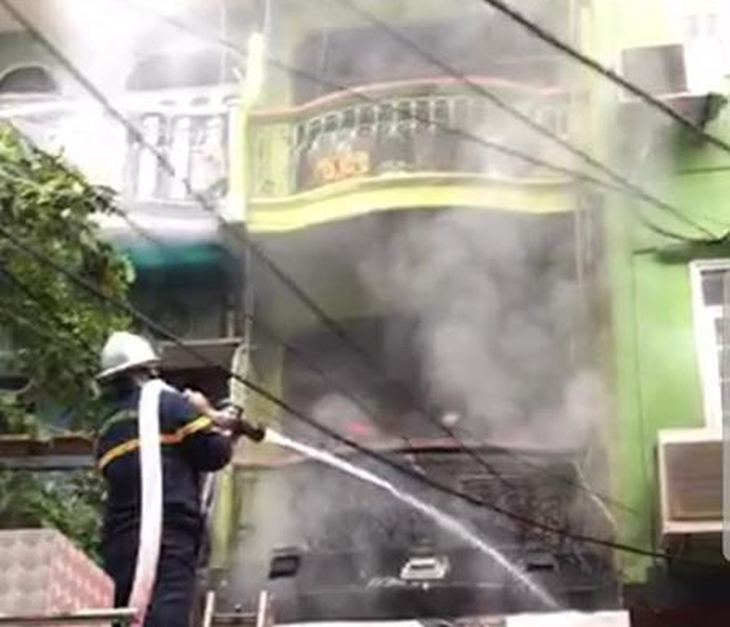 Giải cứu 3 người mắc kẹt trong đám cháy nhà 5 tầng ở Hà Nội - Ảnh 2.