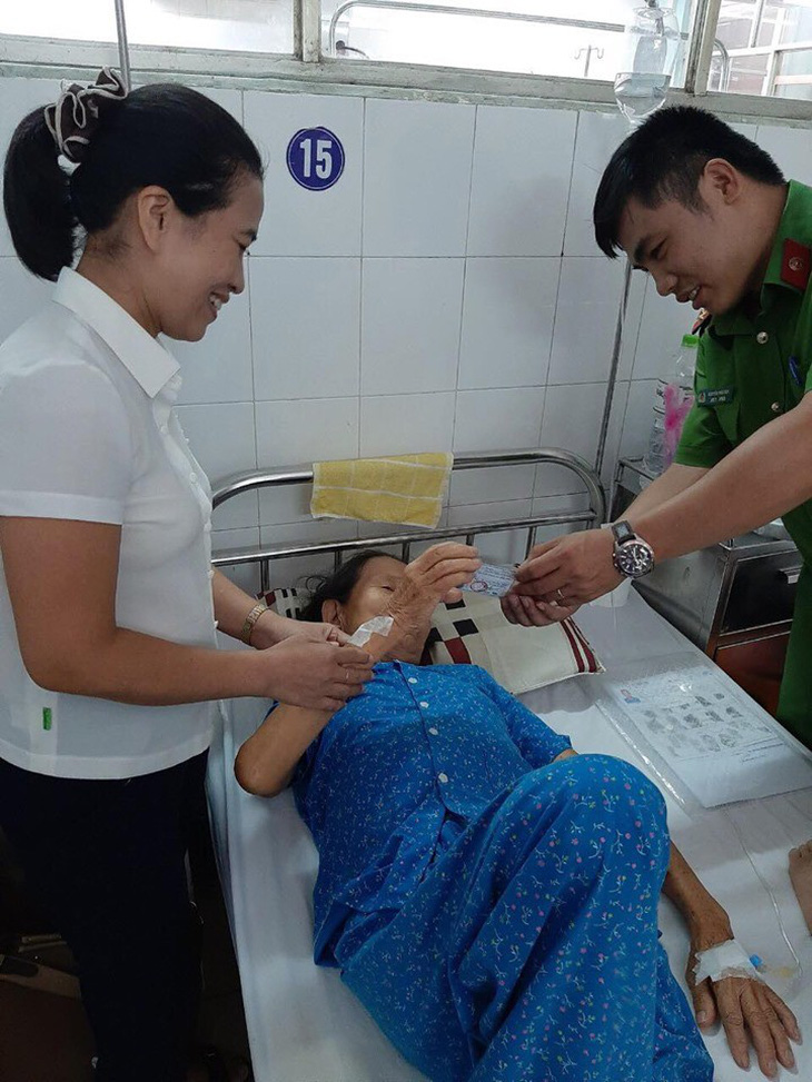 Đà Nẵng: cụ bà mổ cấp cứu được làm CMND ngay trên giường bệnh - Ảnh 2.