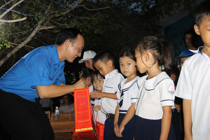 1.000 suất quà Trung thu đến với trẻ em nghèo Phú Yên, Khánh Hòa, Ninh Thuận - Ảnh 3.