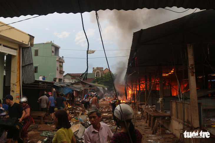 Cháy lớn tại chợ Mộc Bài Bình Định - Ảnh 2.