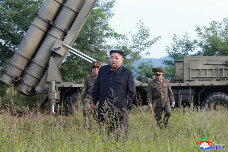 Ông Kim Jong Un cùng em gái xem thử vũ khí kiểu mới - Ảnh 1.