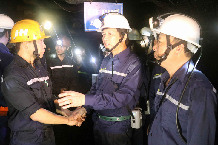 Bộ trưởng xuống hầm lò sâu 140m ‘thăm dò’ thợ mỏ về luật lao động - Ảnh 1.