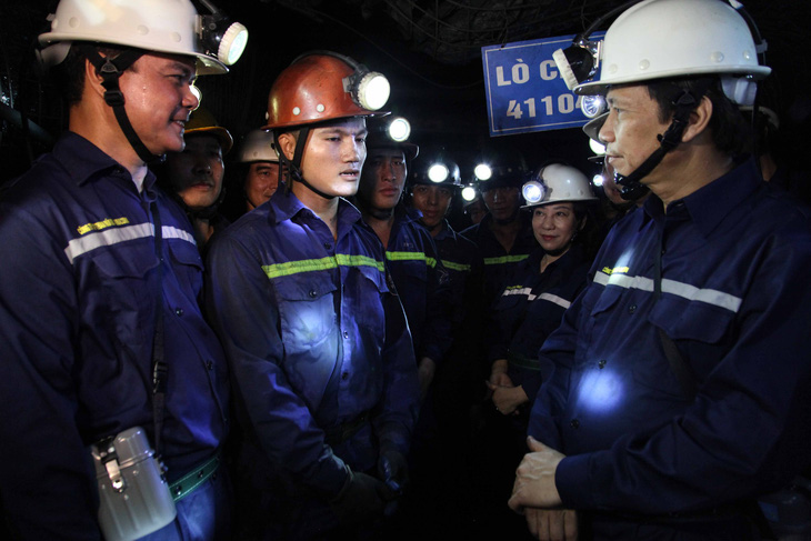 Bộ trưởng xuống hầm lò sâu 140m ‘thăm dò’ thợ mỏ về luật lao động - Ảnh 3.
