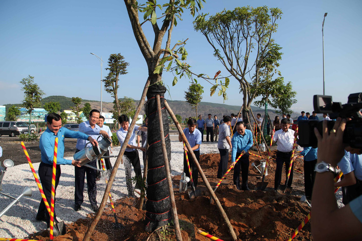 Bộ trưởng xuống hầm lò sâu 140m ‘thăm dò’ thợ mỏ về luật lao động - Ảnh 6.