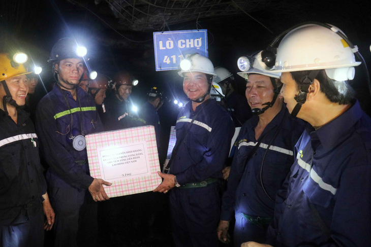 Bộ trưởng xuống hầm lò sâu 140m ‘thăm dò’ thợ mỏ về luật lao động - Ảnh 4.