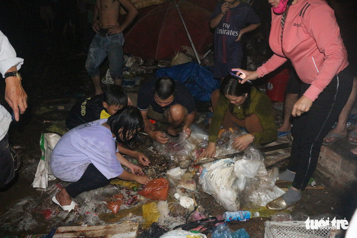 Tiểu thương bật khóc giữa tro tàn chợ Mộc Bài ở Bình Định - Ảnh 4.