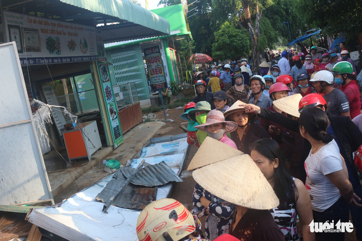 Tiểu thương bật khóc giữa tro tàn chợ Mộc Bài ở Bình Định - Ảnh 2.