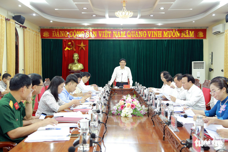 Các cuộc họp ở Nghệ An không còn chai nước nhựa - Ảnh 1.