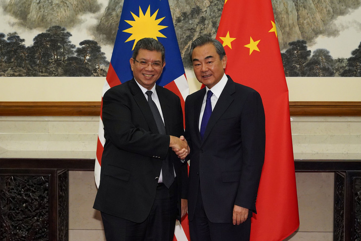 Ngoại trưởng Malaysia gọi Ngoại trưởng Trung Quốc là anh trai - Ảnh 1.
