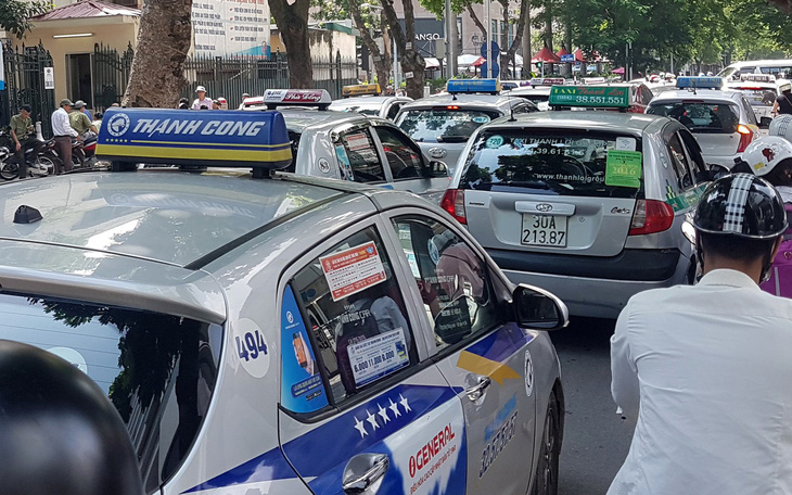 Bộ giao thông vẫn muốn xe taxi công nghệ phải có hộp đèn 