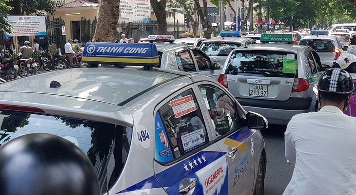 Bộ giao thông vẫn muốn xe taxi công nghệ phải có hộp đèn taxi gắn trên nóc - Ảnh 1.