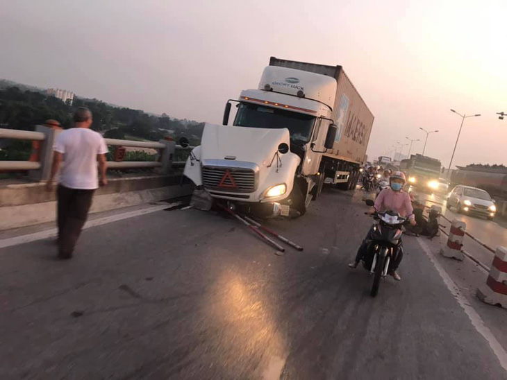Container lao vào nhiều xe máy trên cầu Thanh Trì, hất văng người xuống sông - Ảnh 6.
