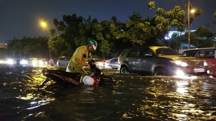 Mưa lớn, hàng loạt tuyến đường TP.HCM lại ngập sâu - Ảnh 1.