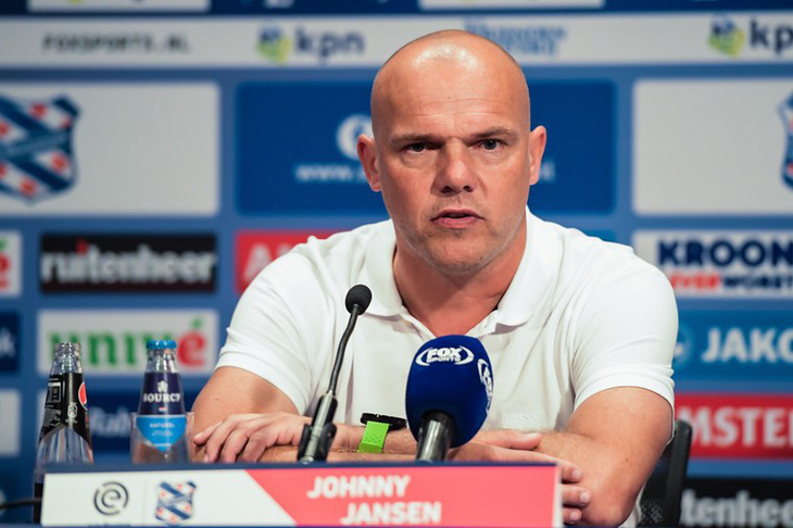HLV Johnny Jansen tiếc nuối vì Văn Hậu chưa thể ra sân cho Heerenveen - Ảnh 1.