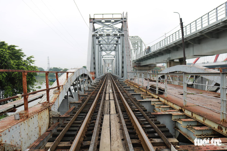 Video chuyến tàu cuối cùng qua cầu đường sắt Bình Lợi 117 tuổi - Ảnh 6.