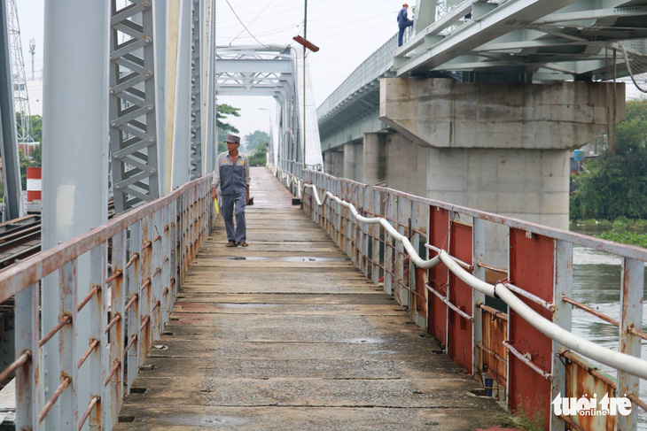 Video đoàn tàu đầu tiên chạy qua cầu đường sắt Bình Lợi mới - Ảnh 8.