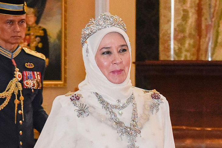 Hoàng hậu Malaysia không muốn cảnh sát bắt nghi phạm xúc phạm bà trên mạng xã hội - Ảnh 1.