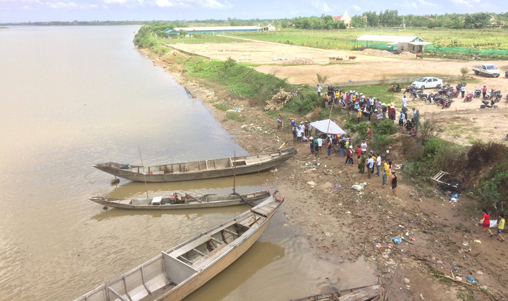 Thi thể hai cha con nổi trên sông, nghi nhảy cầu vì vỡ nợ - Ảnh 1.