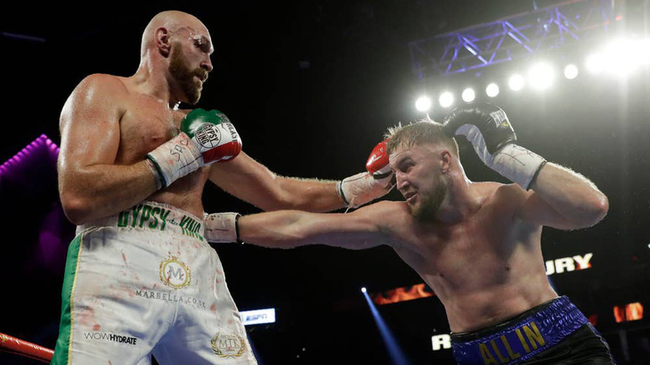 Bị đấm rách mí mắt, Tyson Fury vẫn đánh bại Otto Wallin - Ảnh 2.