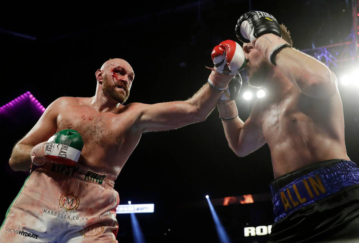 Bị đấm rách mí mắt, Tyson Fury vẫn đánh bại Otto Wallin - Ảnh 1.