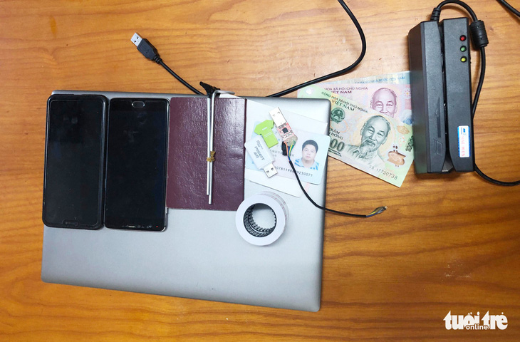 Bắt nhóm nghi phạm người Trung Quốc làm giả hàng trăm thẻ ATM - Ảnh 2.