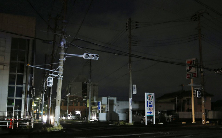 1 tuần sau bão, 80.000 hộ gia đình Nhật vẫn chưa có điện