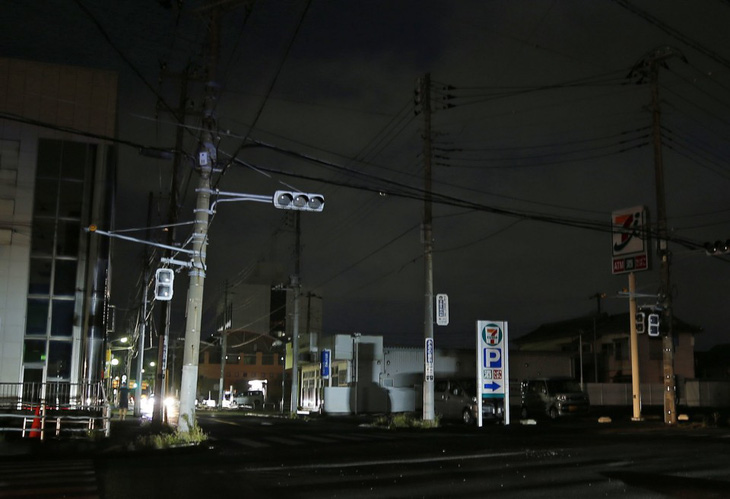 1 tuần sau bão, 80.000 hộ gia đình Nhật vẫn chưa có điện - Ảnh 2.