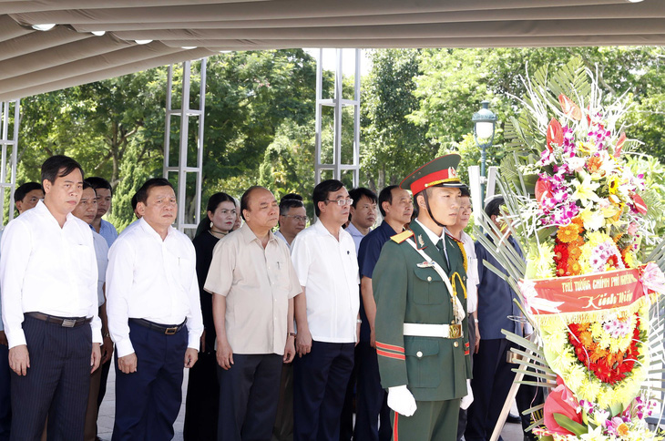 Thủ tướng Nguyễn Xuân Phúc dâng hương tưởng nhớ anh hùng, liệt sĩ tại Thành cổ Quảng Trị - Ảnh 3.