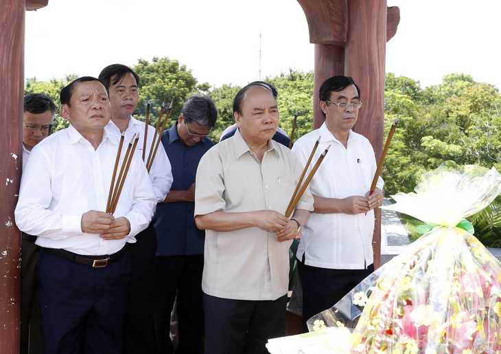 Thủ tướng Nguyễn Xuân Phúc dâng hương tưởng nhớ anh hùng, liệt sĩ tại Thành cổ Quảng Trị - Ảnh 1.