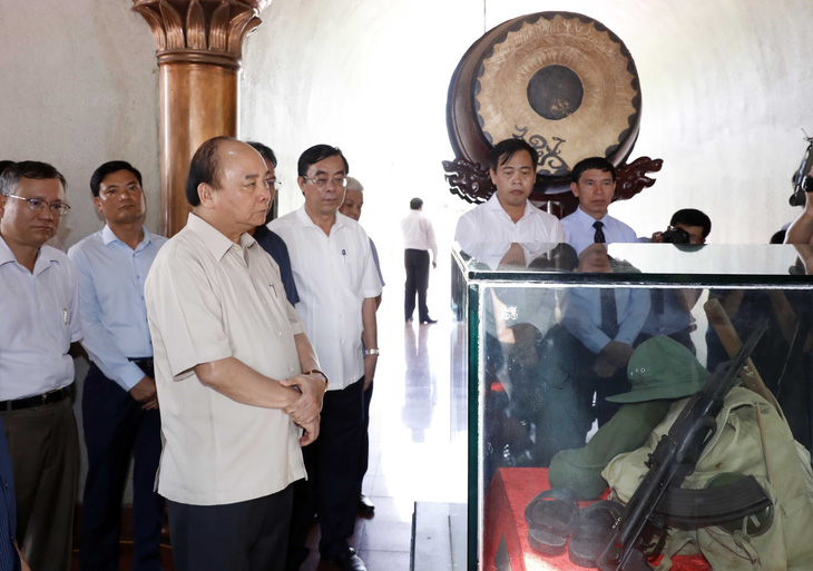 Thủ tướng Nguyễn Xuân Phúc dâng hương tưởng nhớ anh hùng, liệt sĩ tại Thành cổ Quảng Trị - Ảnh 2.