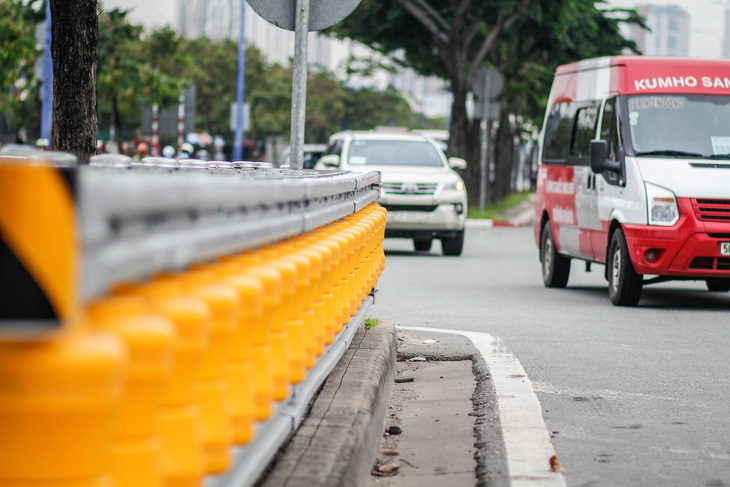 Lắp hộ lan bánh xoay trên đường Mai Chí Thọ để giảm tai nạn giao thông - Ảnh 3.