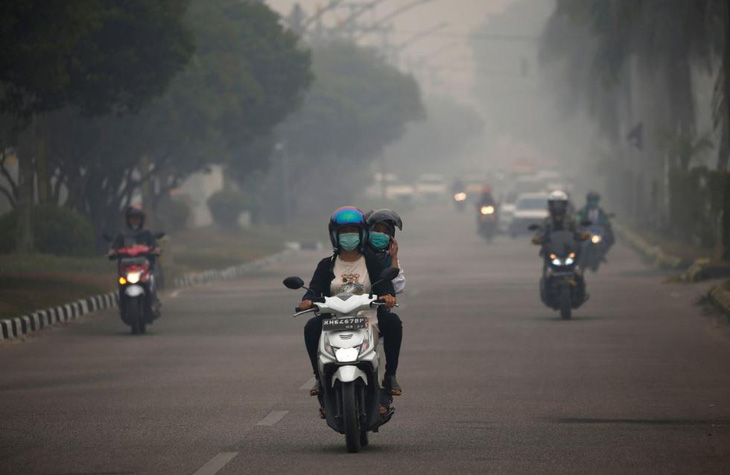Khói bụi cháy rừng, Indonesia đóng cửa hàng loạt trường, mở thêm trạm y tế - Ảnh 1.