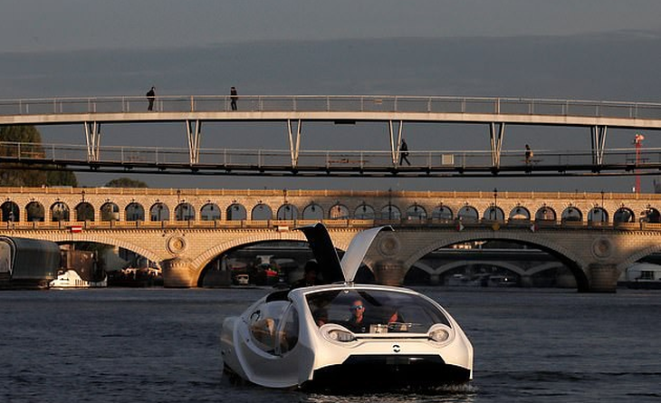 Video taxi ‘bay’ trên sông Seine - Ảnh 4.