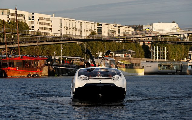 Video taxi ‘bay’ trên sông Seine - Ảnh 3.