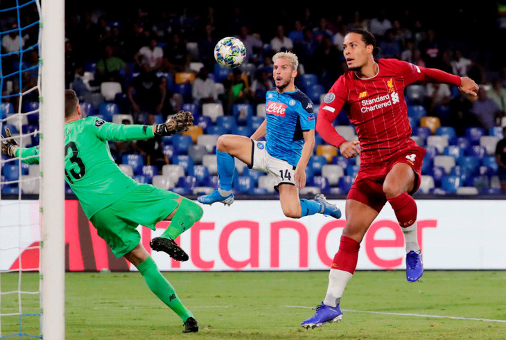 Siêu hậu vệ Van Dijk mắc sai lầm, Liverpool phơi áo trước Napoli - Ảnh 2.