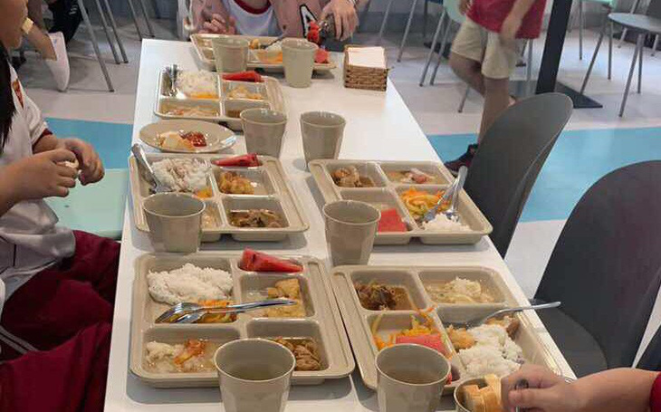 Trường Việt Úc hứa kiểm tra ngay tố cáo cắt xén phần ăn của học sinh