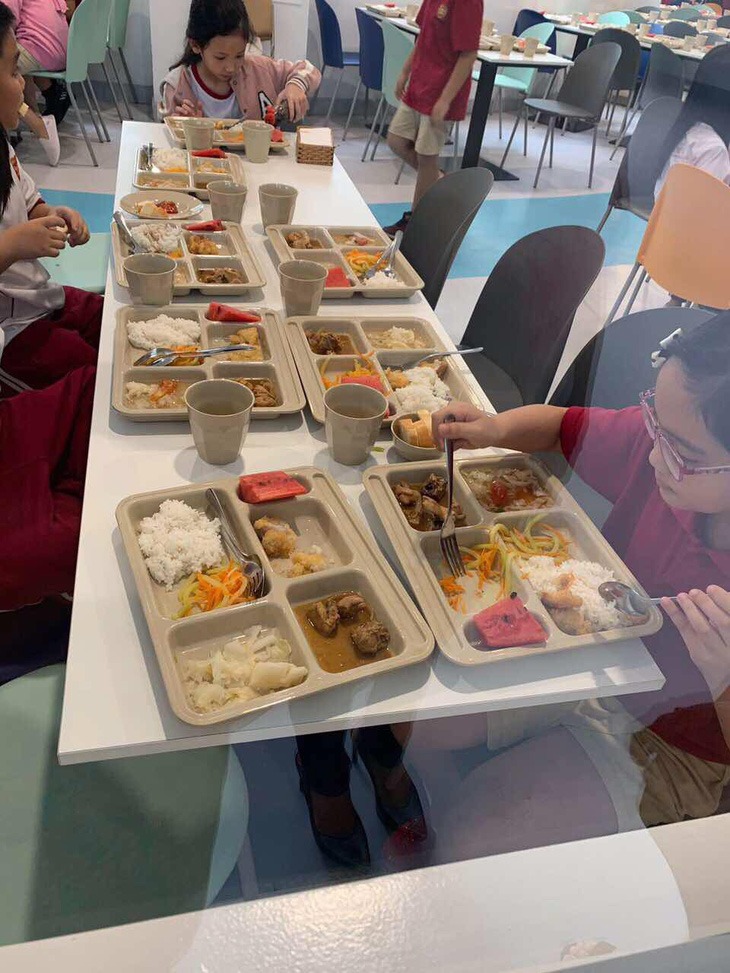 Trường Việt Úc hứa kiểm tra ngay tố cáo cắt xén phần ăn của học sinh - Ảnh 1.