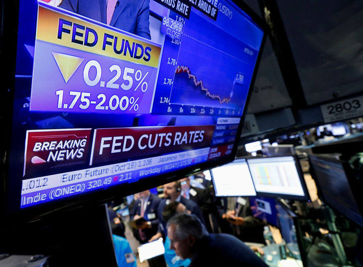 FED giảm lãi suất: chứng khoán tăng, đồng USD mạnh lên - Ảnh 1.